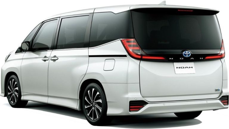 toyota-noah-hybrid-aero-rear